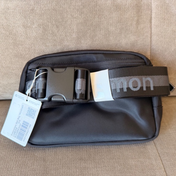 Everywhere Belt Bag 1L Wordmark - Picture 3 of 3